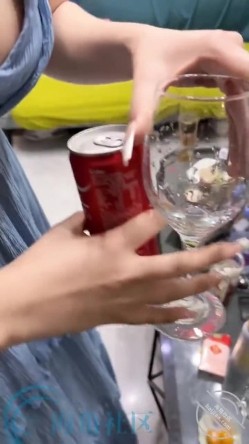 海角大神【奶子即正义】约炮极品甜美爆乳翘臀人妻，先让她喊着爆炸头+可乐口交，鸡巴差点废了，窗边操她 截图1