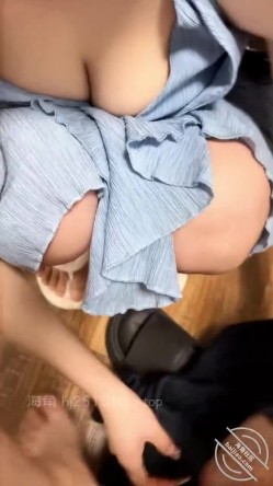 海角大神【奶子即正义】约炮极品甜美爆乳翘臀人妻，先让她喊着爆炸头+可乐口交，鸡巴差点废了，窗边操她 截图3