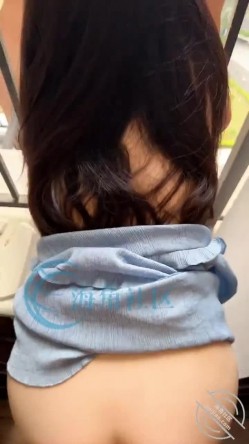 海角大神【奶子即正义】约炮极品甜美爆乳翘臀人妻，先让她喊着爆炸头+可乐口交，鸡巴差点废了，窗边操她 截图13