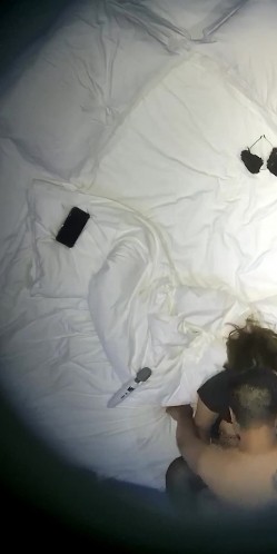 《酒店摄像头破解》满背的纹身大哥和打了乳钉B环的少妇玩69啪啪啪 截图2