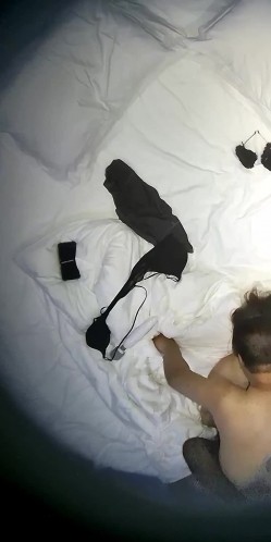 《酒店摄像头破解》满背的纹身大哥和打了乳钉B环的少妇玩69啪啪啪 截图4