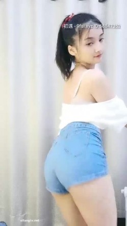 颜值不错的可爱小美女【兰浔】，牛仔诱惑舞~丝袜性感肉臀紫薇，娇喘淫声 面部表情发骚，网友哪里受得了！ 截图3
