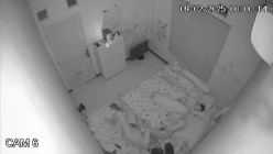 黑客破解家庭网络摄像头偷拍 极品夫妻 的日常性生活每次啪啪都需要道具插逼自慰热身再开干 截图5