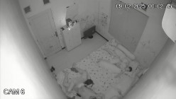 黑客破解家庭网络摄像头偷拍 极品夫妻 的日常性生活每次啪啪都需要道具插逼自慰热身再开干 截图7