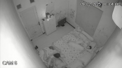 黑客破解家庭网络摄像头偷拍 极品夫妻 的日常性生活每次啪啪都需要道具插逼自慰热身再开干 截图8
