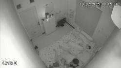 黑客破解家庭网络摄像头偷拍 极品夫妻 的日常性生活每次啪啪都需要道具插逼自慰热身再开干 截图9
