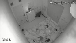 黑客破解家庭网络摄像头偷拍 极品夫妻 的日常性生活每次啪啪都需要道具插逼自慰热身再开干 截图11
