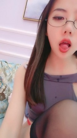 十个眼镜妹九个骚【身材很哇塞】她是空姐多少老板排队都约不到 截图11