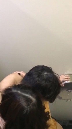 女厕偷拍意外拍到一对情侣在里面脱光衣服吸奶舔逼吹箫打飞机差点没笑出来被妹子发现了 截图1