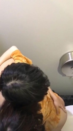 女厕偷拍意外拍到一对情侣在里面脱光衣服吸奶舔逼吹箫打飞机差点没笑出来被妹子发现了 截图4