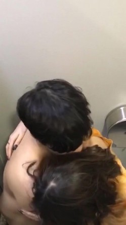 女厕偷拍意外拍到一对情侣在里面脱光衣服吸奶舔逼吹箫打飞机差点没笑出来被妹子发现了 截图5
