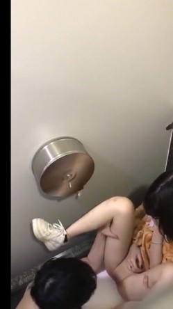 女厕偷拍意外拍到一对情侣在里面脱光衣服吸奶舔逼吹箫打飞机差点没笑出来被妹子发现了 截图11