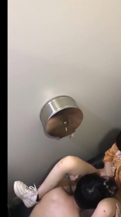 女厕偷拍意外拍到一对情侣在里面脱光衣服吸奶舔逼吹箫打飞机差点没笑出来被妹子发现了 截图13