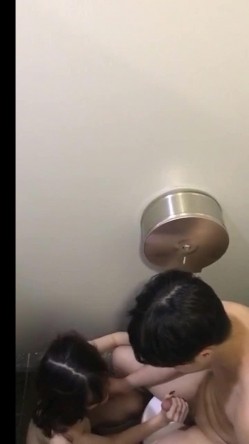 女厕偷拍意外拍到一对情侣在里面脱光衣服吸奶舔逼吹箫打飞机差点没笑出来被妹子发现了 截图15