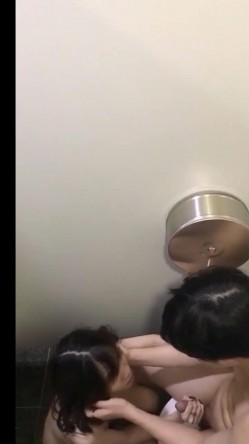 女厕偷拍意外拍到一对情侣在里面脱光衣服吸奶舔逼吹箫打飞机差点没笑出来被妹子发现了 截图16