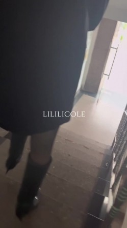 专泡良家大神『LILILICOLE』翘臀骚货一边穿着高跟黑丝一边女上摇摆，只需躺着据能享受全自动炮架服务 截图2
