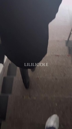 专泡良家大神『LILILICOLE』翘臀骚货一边穿着高跟黑丝一边女上摇摆，只需躺着据能享受全自动炮架服务 截图3