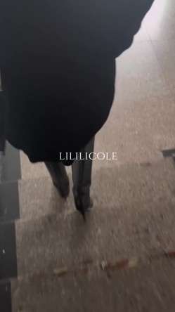专泡良家大神『LILILICOLE』翘臀骚货一边穿着高跟黑丝一边女上摇摆，只需躺着据能享受全自动炮架服务 截图4