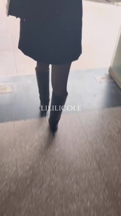 专泡良家大神『LILILICOLE』翘臀骚货一边穿着高跟黑丝一边女上摇摆，只需躺着据能享受全自动炮架服务 截图5