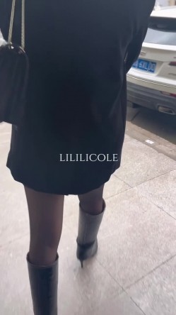 专泡良家大神『LILILICOLE』翘臀骚货一边穿着高跟黑丝一边女上摇摆，只需躺着据能享受全自动炮架服务 截图6