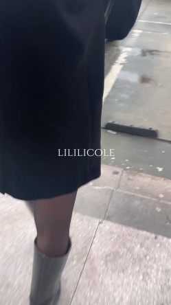 专泡良家大神『LILILICOLE』翘臀骚货一边穿着高跟黑丝一边女上摇摆，只需躺着据能享受全自动炮架服务 截图7