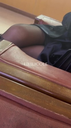 专泡良家大神『LILILICOLE』翘臀骚货一边穿着高跟黑丝一边女上摇摆，只需躺着据能享受全自动炮架服务 截图12