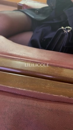 专泡良家大神『LILILICOLE』翘臀骚货一边穿着高跟黑丝一边女上摇摆，只需躺着据能享受全自动炮架服务 截图15