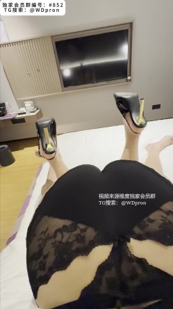 《别人的老婆》在酒吧认识的，看视频就知道特别骚了，穿着高跟丝袜，身材特别顶啊保养的非常好工作下班了就出来偷情 截图2