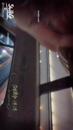 SWAG 小女友沐沐寻刺激 趁夜色带男友 热闹街区百货商场前车震 车内小母狗被插的哎哎叫 截图10