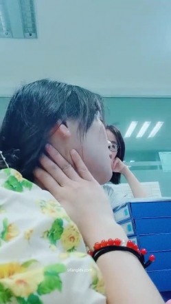 【清纯小野喵】在外资公司上班美丽小姐姐~上班偷偷直播! 截图1