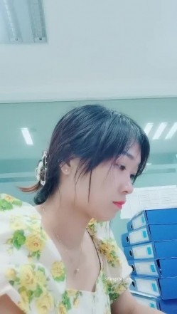 【清纯小野喵】在外资公司上班美丽小姐姐~上班偷偷直播! 截图4