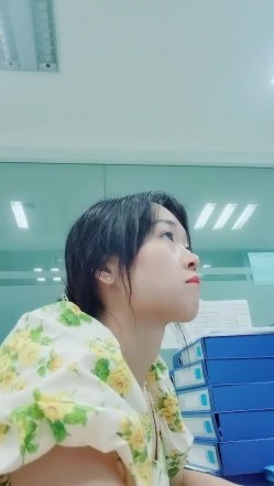 【清纯小野喵】在外资公司上班美丽小姐姐~上班偷偷直播! 截图9