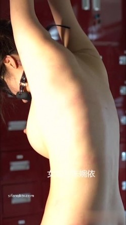 宗师级玩家SM界塔尖反差婊女奴【张婉依】地狱式重度调教乳头穿钉、抽逼、电击各种整活 截图15