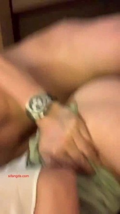 穷人女神金主母狗！巨乳绿茶婊【顾灵曦】私拍福利，吃屌车震道具自慰，被土豪无套射了满背 截图3