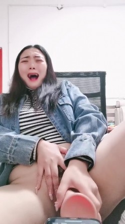 高端女白领全程露脸我咋看着这妞在办公桌上在骚呢，漏着骚穴自慰呻吟，互动撩骚淫声荡语道具抽插玩的好嗨啊 截图5