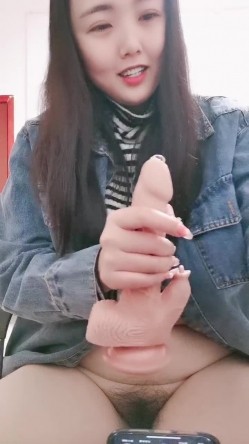 高端女白领全程露脸我咋看着这妞在办公桌上在骚呢，漏着骚穴自慰呻吟，互动撩骚淫声荡语道具抽插玩的好嗨啊 截图8