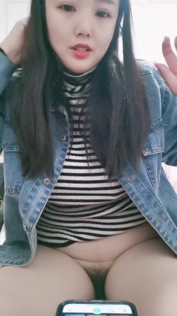 高端女白领全程露脸我咋看着这妞在办公桌上在骚呢，漏着骚穴自慰呻吟，互动撩骚淫声荡语道具抽插玩的好嗨啊 截图13