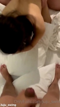 美女3P 身材娇小 小贫乳 被两哥们轮流交换着操 最后拔枪狂射 截图8