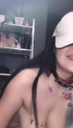 淫荡骚气大奶女主播全裸身上抹润滑油 震动棒自慰乳夹带项圈滴蜡 截图14