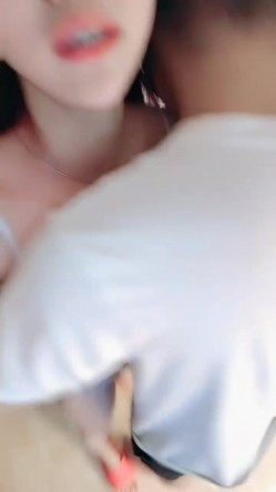 一头红发眼镜美女，抬起大长腿站立操，插的水声哗哗，边打电话边被操，美女太骚了 截图14