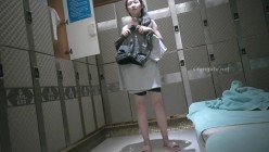 国内『温泉会所』贴脸偷拍沐浴更衣泳池戏水 超多美女良家少妇近距离接触 截图14