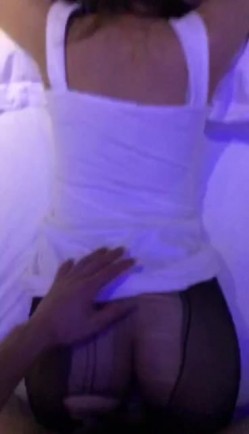 大叔包养黑丝袜清纯学生妹，半夜约出来到酒店，黑丝撕破了，躺在床上等大鸡巴后入，’哦哦啊 深一点‘，动听！ 截图6