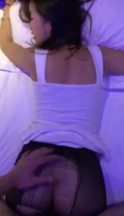 大叔包养黑丝袜清纯学生妹，半夜约出来到酒店，黑丝撕破了，躺在床上等大鸡巴后入，’哦哦啊 深一点‘，动听！ 截图14