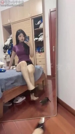 抖音极度反差丝袜婊【梨梨美袜】定制福利，淫语勾引摸逼阿黑颜 截图1
