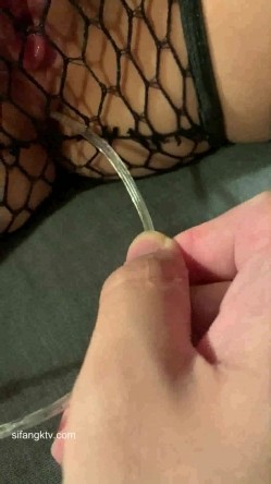 【震撼发售】灌醉美容院实习小姐姐丝袜美腿后续 截图2