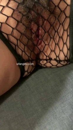 【震撼发售】灌醉美容院实习小姐姐丝袜美腿后续 截图13