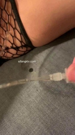 【震撼发售】灌醉美容院实习小姐姐丝袜美腿后续 截图14