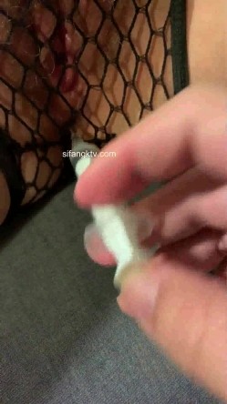 【震撼发售】灌醉美容院实习小姐姐丝袜美腿后续 截图16