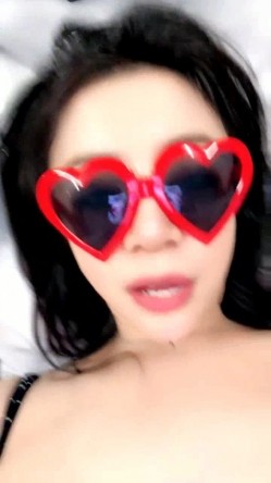 SM情趣房囚禁黑丝高跟母狗人妻肆意玩弄，深喉口交大鸡巴，炮击蹂躏骚穴，吃奶舔逼各种玩弄爆草，浪叫不止 截图8