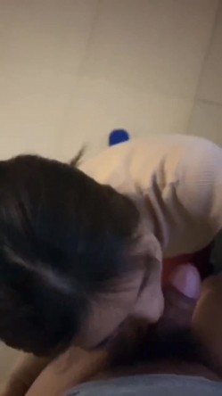 91铁哥 和服装店老板娘有一腿，被风韵少妇拉到住的地方吃鸡，窗外全是人，嫂子却忘情地陶醉舔舐每一处 吸取淫液！ 截图1